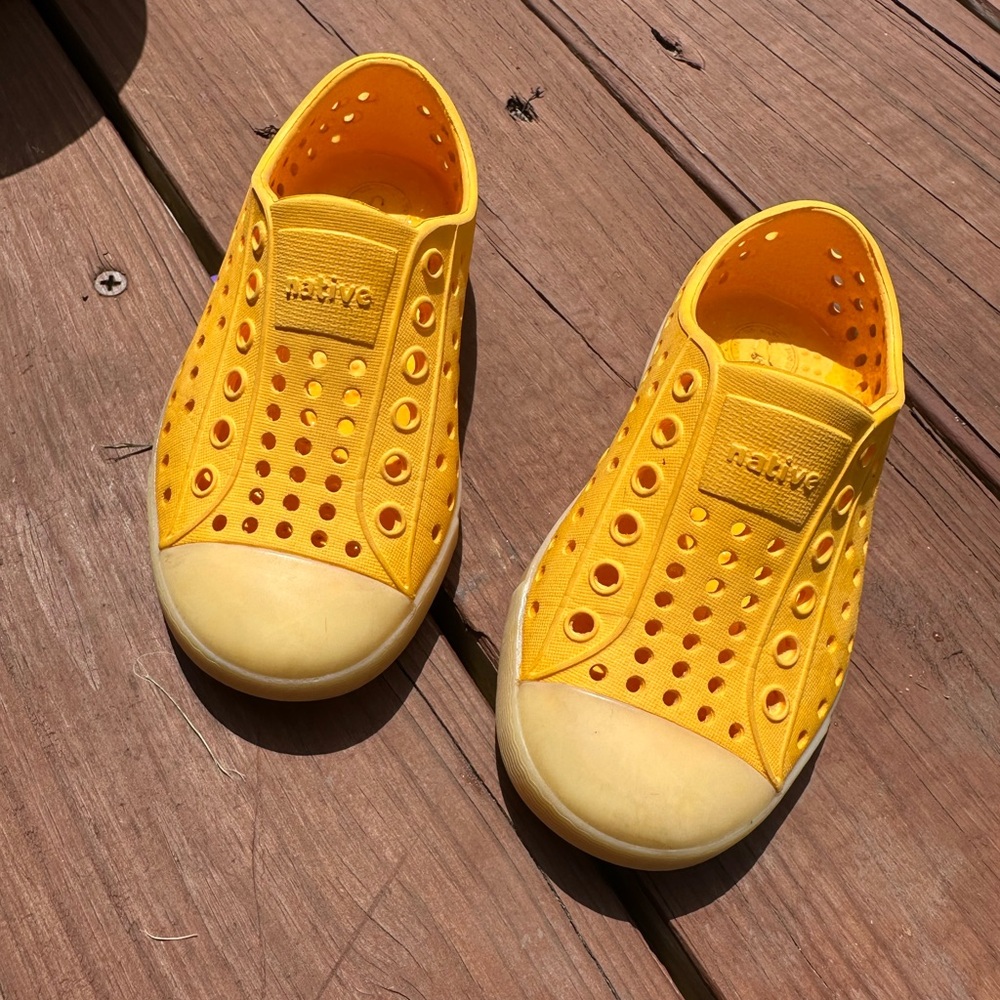 Toddler native Jefferson yellow sandals glow in the dark
Size 7